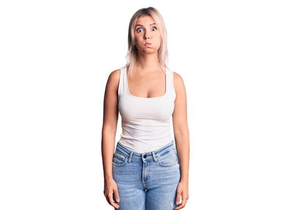 Młoda Piękna Blondynka Ubrana Koszulkę Bez Rękawów Nadęta Policzki Śmieszną — Zdjęcie stockowe