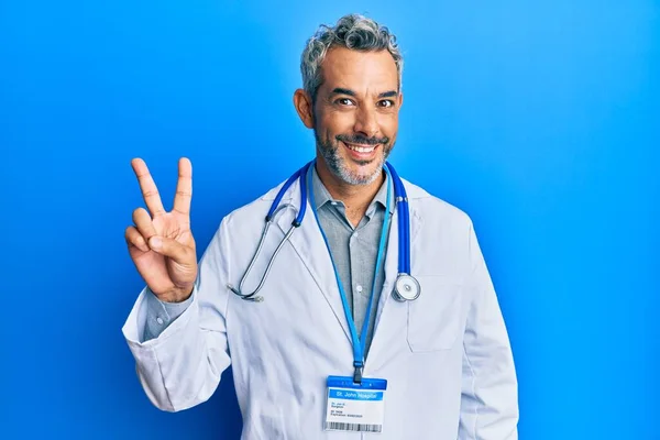 Midaldrende Gråhåret Mand Iført Læge Uniform Stetoskop Smilende Med Glade - Stock-foto