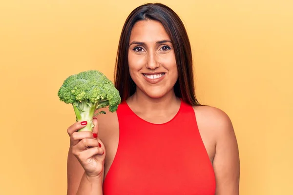 Ung Vacker Brunett Kvinna Håller Broccoli Ser Positiv Och Glad — Stockfoto