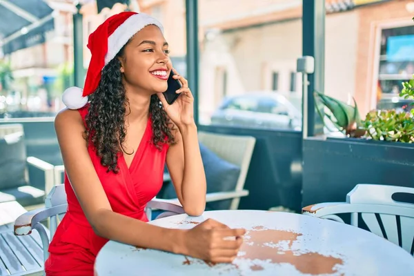Jovem Afro Americana Vestindo Chapéu Natal Falando Smartphone Sentado Mesa — Fotografia de Stock