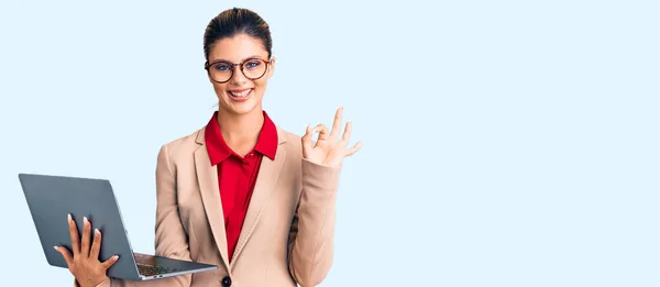 Jonge Mooie Vrouw Met Laptop Doet Teken Met Vingers Glimlachend — Stockfoto