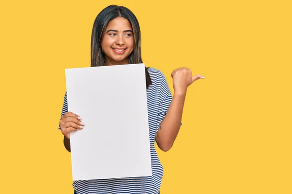 Joven Chica Latina Sosteniendo Banner Vacío Blanco Apuntando Con Pulgar —  Fotos de Stock