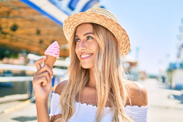 Joven Chica Turista Rubia Sonriendo Feliz Comiendo Helado Recinto Ferial —  Fotos de Stock