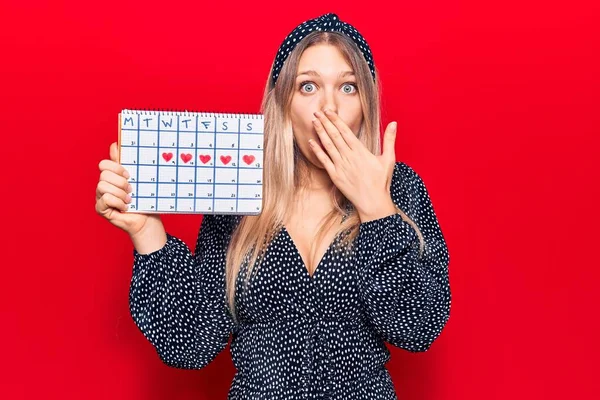 Junge Blonde Frau Mit Herzkalender Der Mund Mit Der Hand — Stockfoto