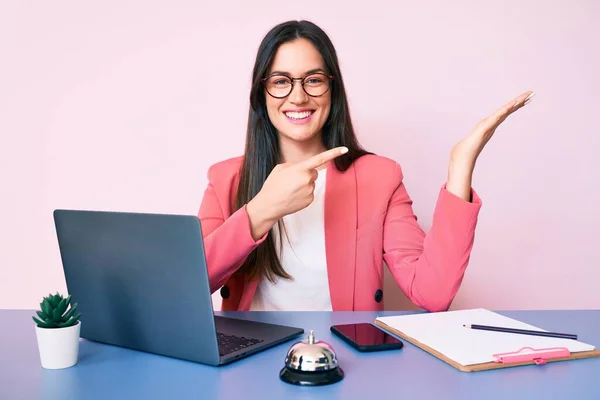 Jovem Caucasiana Sentada Recepção Trabalhando Com Laptop Surpreso Sorrindo Para — Fotografia de Stock