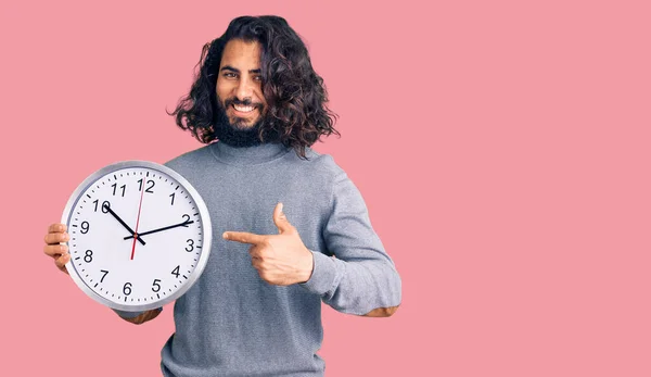 Jovem Árabe Homem Segurando Grande Relógio Sorrindo Feliz Apontando Com — Fotografia de Stock