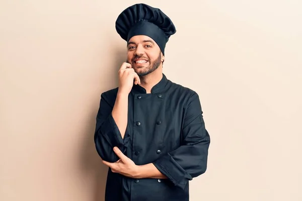 Joven Hispano Con Uniforme Cocina Sonriente Mirando Confiado Cámara Con —  Fotos de Stock