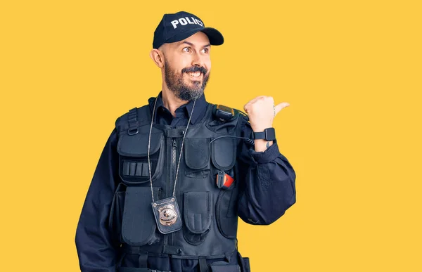 Jovem Homem Bonito Vestindo Uniforme Policial Sorrindo Com Rosto Feliz — Fotografia de Stock