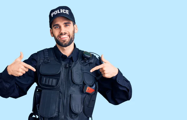 Молодий Красивий Чоловік Бородою Поліцейській Формі Виглядає Впевнено Посмішкою Обличчі — стокове фото