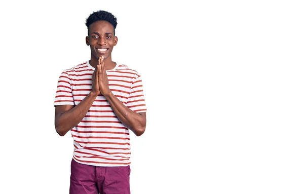 Jovem Afro Americano Vestindo Roupas Casuais Orando Com Mãos Juntas — Fotografia de Stock