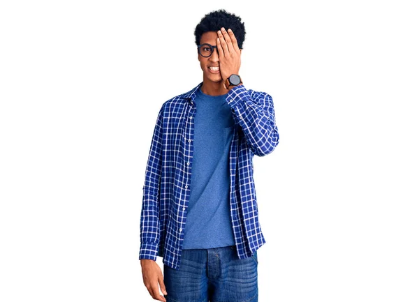 Giovane Uomo Afroamericano Indossa Abiti Casual Occhiali Che Coprono Occhio — Foto Stock