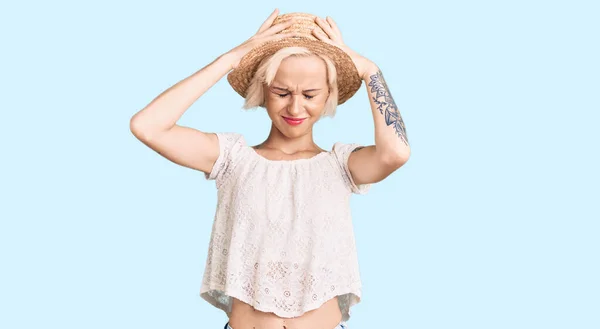 Mujer Rubia Joven Con Tatuaje Con Sombrero Verano Que Sufre — Foto de Stock