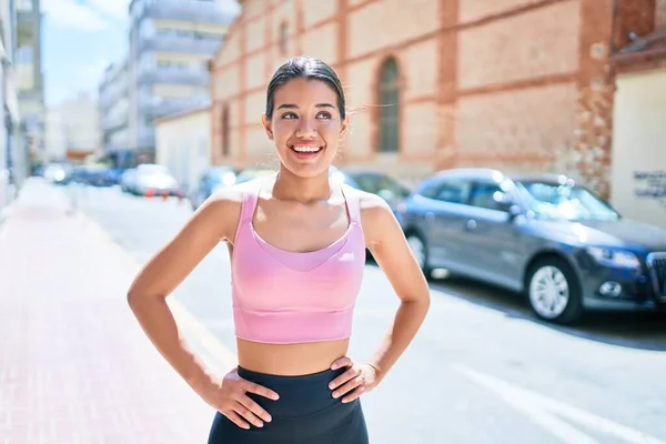Jonge Mooie Latino Sportieve Vrouw Dragen Fitness Outfit Glimlachen Gelukkig — Stockfoto