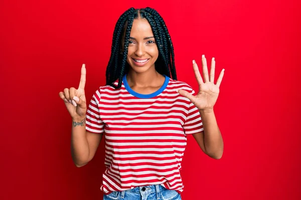 Mooie Latino Vrouw Dragen Casual Kleding Tonen Wijzen Met Vingers — Stockfoto