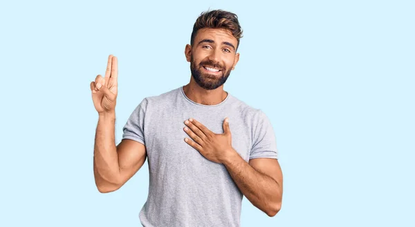 Молодий Іспаномовний Чоловік Повсякденному Одязі Посміхається Лаятися Рукою Грудях Пальцях — стокове фото
