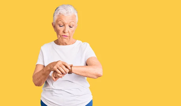 Senior Hermosa Mujer Con Ojos Azules Pelo Gris Con Camiseta —  Fotos de Stock