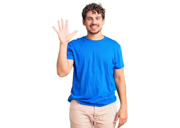 Jovem Homem Bonito Com Cabelo Encaracolado Vestindo Roupas Casuais Mostrando — Fotografia de Stock