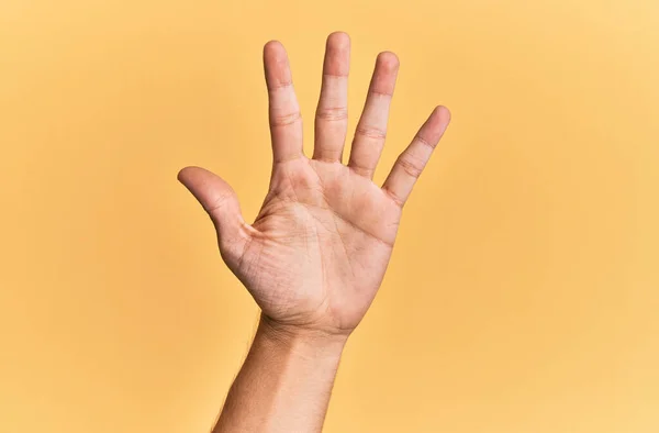 Brazo Mano Del Hombre Caucásico Sobre Fondo Aislado Amarillo Contando — Foto de Stock