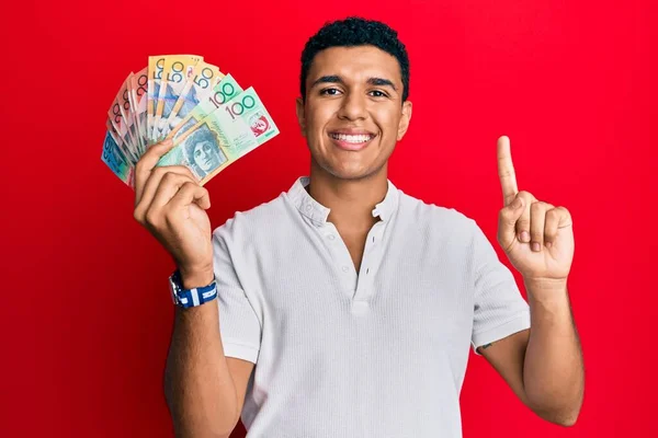 Joven Árabe Sosteniendo Dólares Australianos Sonriendo Con Una Idea Pregunta —  Fotos de Stock