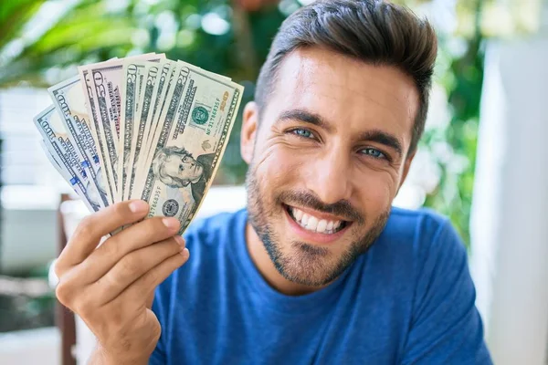 Joven Hombre Hispano Sonriendo Feliz Sosteniendo Dólares Americanos Terraza —  Fotos de Stock