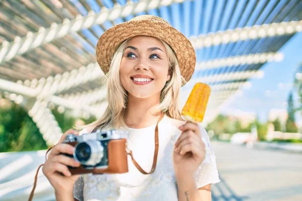 Young Caucasian Tourist Girl Using Vintage Camera Eating Ice Cream — Stock Photo, Image