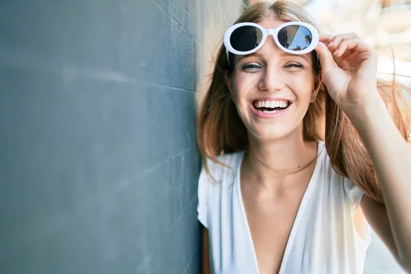 Joven Mujer Caucásica Sonriendo Feliz Apoyada Pared Ciudad — Foto de Stock