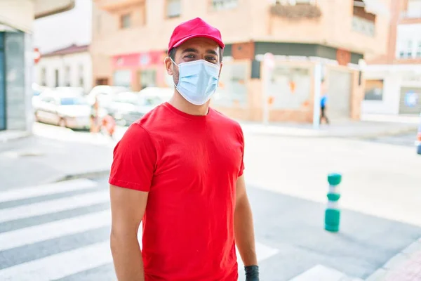 Jovem Homem Entrega Vestindo Uniforme Proteção Coronavírus Máscara Médica Rua — Fotografia de Stock