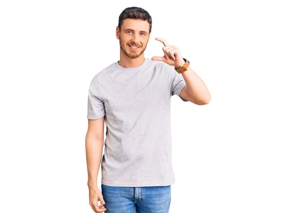 Bonito Jovem Com Urso Vestindo Camiseta Casual Sorrindo Gestos Confiantes — Fotografia de Stock