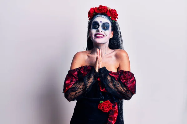 Joven Mujer Vistiendo Día Mexicano Del Maquillaje Muerto Rezando Con — Foto de Stock