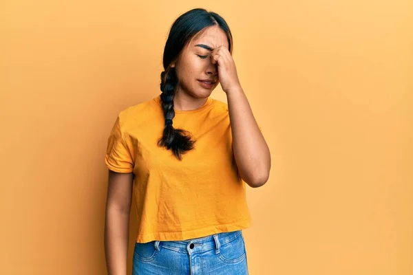 Mulher Latina Jovem Vestindo Roupas Casuais Cansado Esfregando Nariz Olhos — Fotografia de Stock