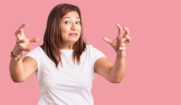 Femme Latine Âge Moyen Portant Shirt Blanc Décontracté Criant Frustré — Photo