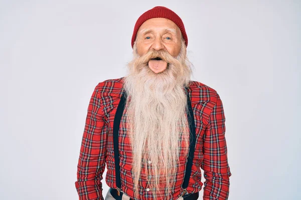 Staruszek Siwymi Włosami Długą Brodą Ubrany Hipsterski Wygląd Wełnianą Czapką — Zdjęcie stockowe