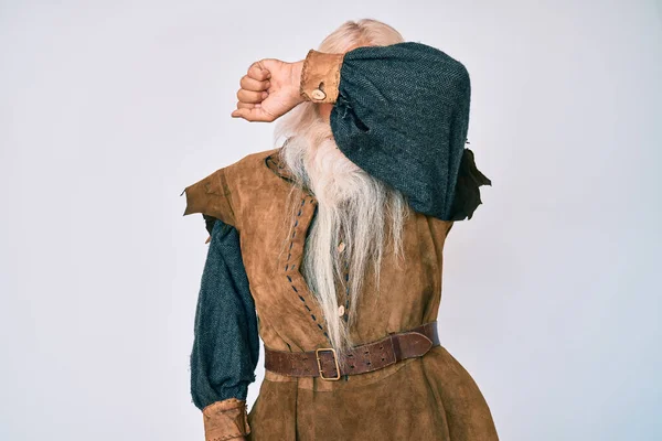 Starý Starší Muž Šedivými Vlasy Dlouhými Vousy Tradičním Vikingském Kostýmu — Stock fotografie