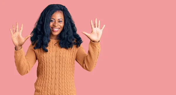 Güzel Afro Amerikan Kadın Gündelik Süveter Giyer Parmaklarıyla Numarayı Gösterirken — Stok fotoğraf