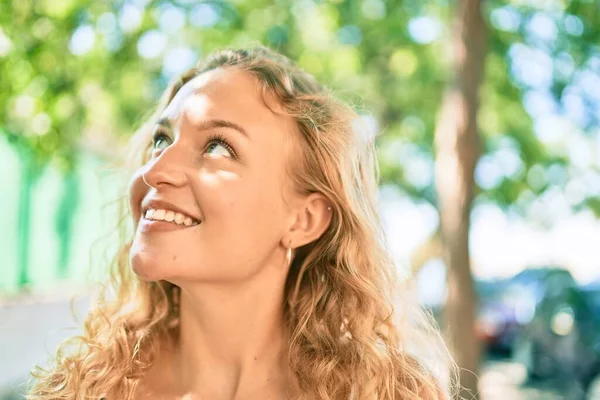 Junge Schöne Kaukasische Frau Mit Blonden Haaren Die Einem Sommertag — Stockfoto