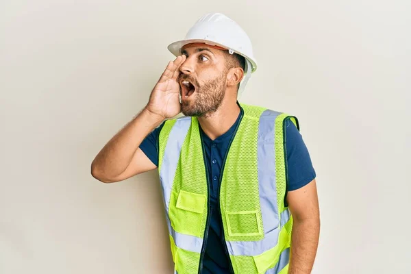 Schöner Mann Mit Bart Schutzhelm Und Reflektierender Jacke Der Laut — Stockfoto