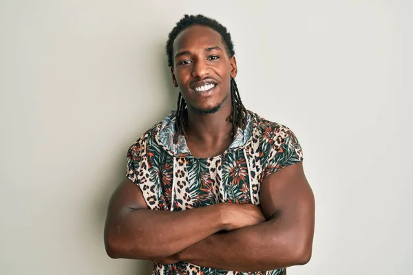 Uomo Afroamericano Con Trecce Che Indossano Moda Camicia Moderna Volto — Foto Stock