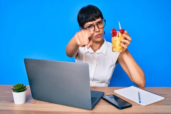 Hermosa Morena Mujer Trabajando Oficina Comiendo Fruta Sana Señalando Con — Foto de Stock