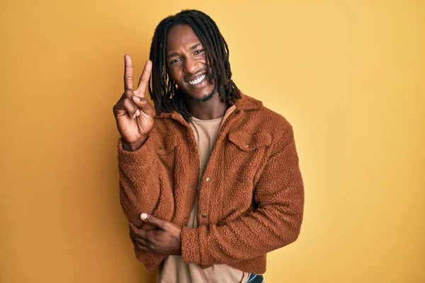 Hombre Afroamericano Con Trenzas Con Chaqueta Retro Marrón Sonriendo Con —  Fotos de Stock