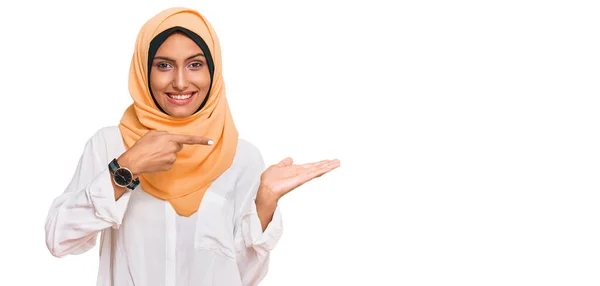 Young Brunette Woman Wearing Traditional Islamic Hijab Scarf Amazed Smiling — Stock Photo, Image