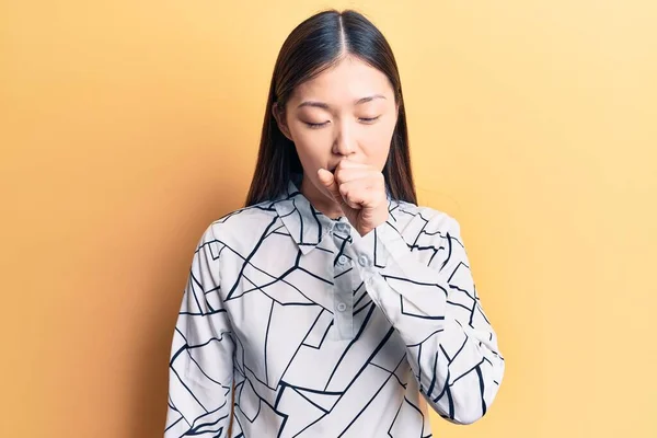 Jonge Mooie Chinese Vrouw Draagt Elegante Shirt Gevoel Onwel Hoesten — Stockfoto