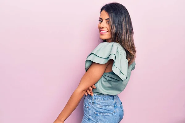 Joven Hermosa Morena Sonriendo Feliz Confiada Pie Con Sonrisa Cara — Foto de Stock