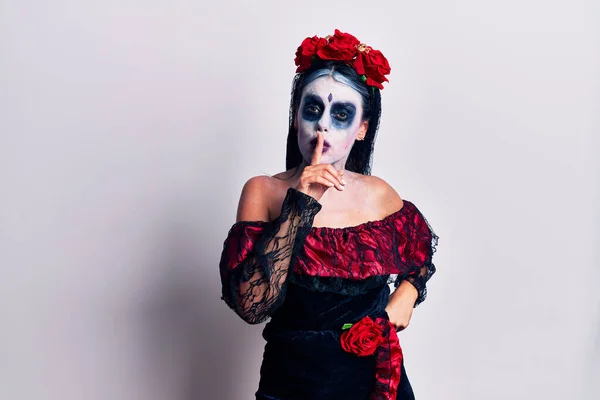 Mujer Joven Vestida Con Día Mexicano Del Maquillaje Muerto Pidiendo —  Fotos de Stock