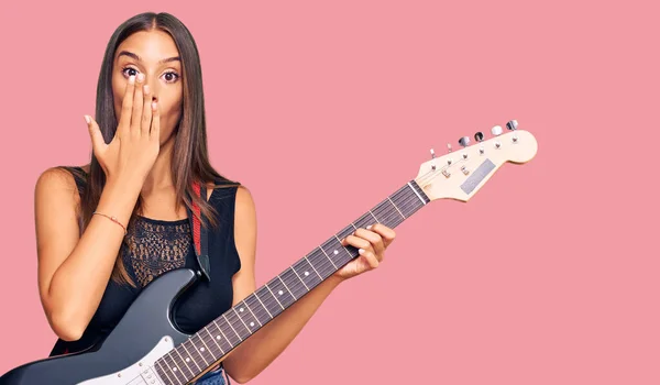 Jeune Femme Hispanique Jouant Guitare Électrique Couvrant Bouche Avec Main — Photo