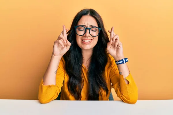 Schöne Brünette Junge Frau Mit Brille Und Lässiger Kleidung Die — Stockfoto