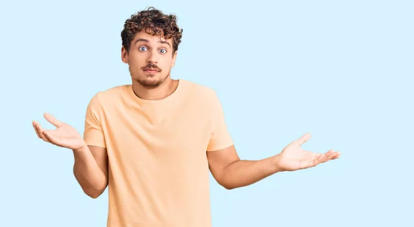 Jeune Homme Beau Aux Cheveux Bouclés Portant Des Vêtements Décontractés — Photo