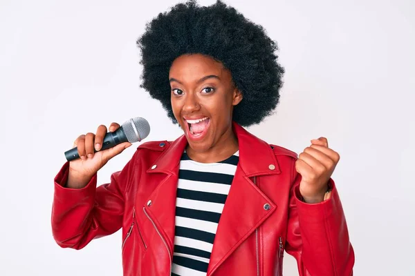 Ung Afrikansk Amerikansk Kvinna Sjunger Sång Med Mikrofon Skriker Stolt — Stockfoto