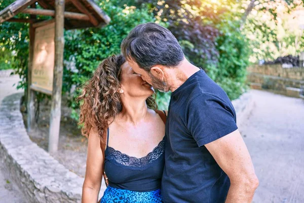 Casal Meia Idade Vestindo Roupas Casuais Beijando Floresta — Fotografia de Stock