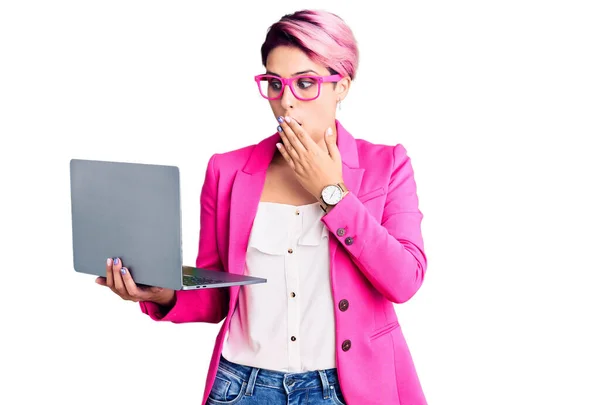 Jovem Mulher Bonita Com Cabelo Rosa Usando Óculos Segurando Laptop — Fotografia de Stock