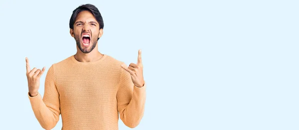 Bonito Homem Hispânico Vestindo Camisola Casual Gritando Com Expressão Louca — Fotografia de Stock